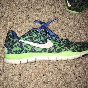 nike free run 5.0 blue/green leopard tennis shoes